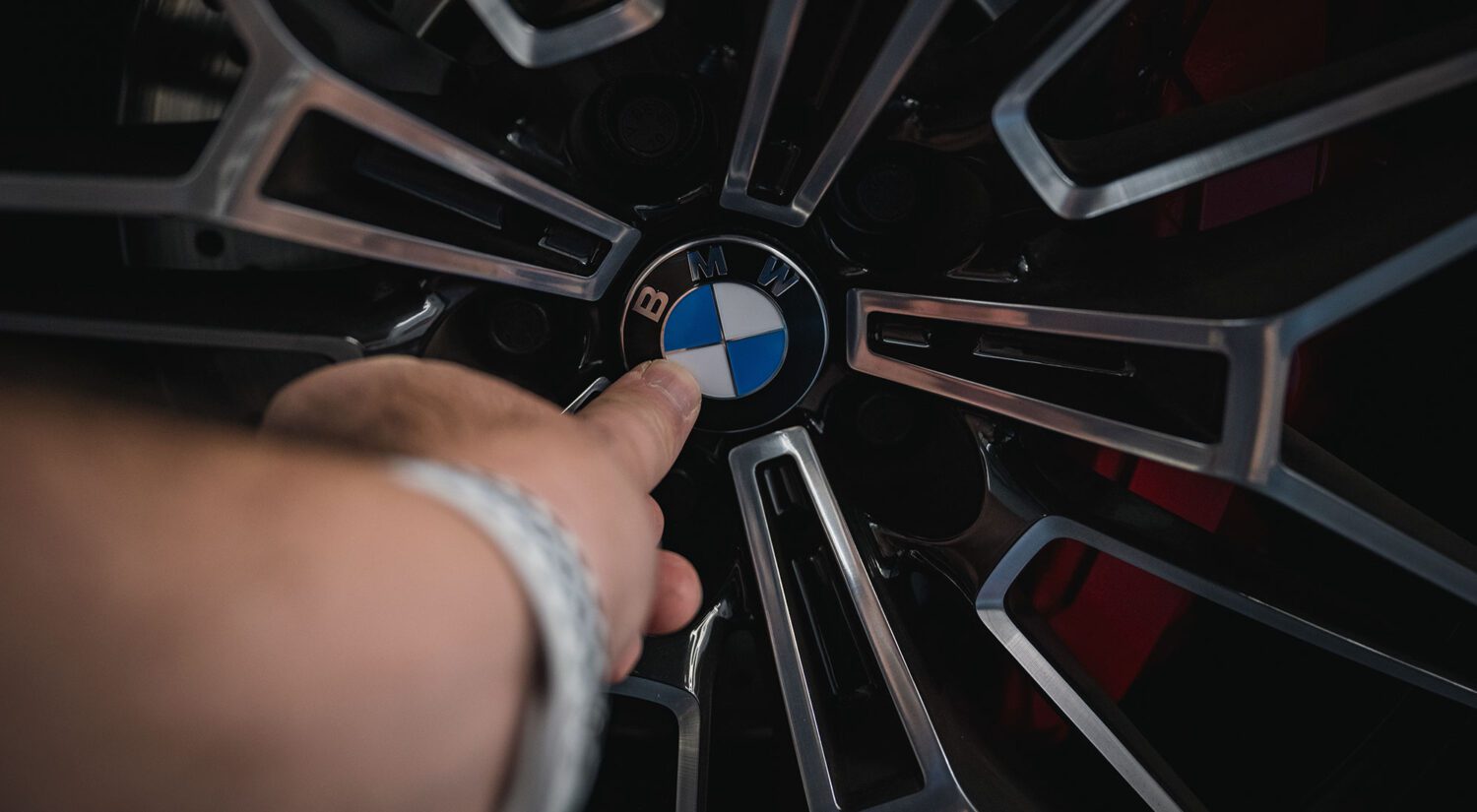 How to install floating BMW center wheel caps
